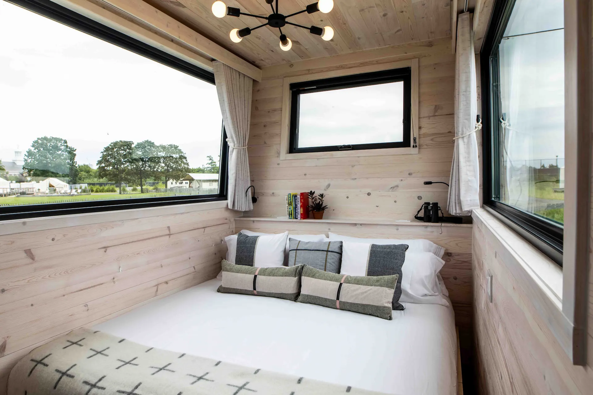 Outlook Shelter bed by Collective Retreats